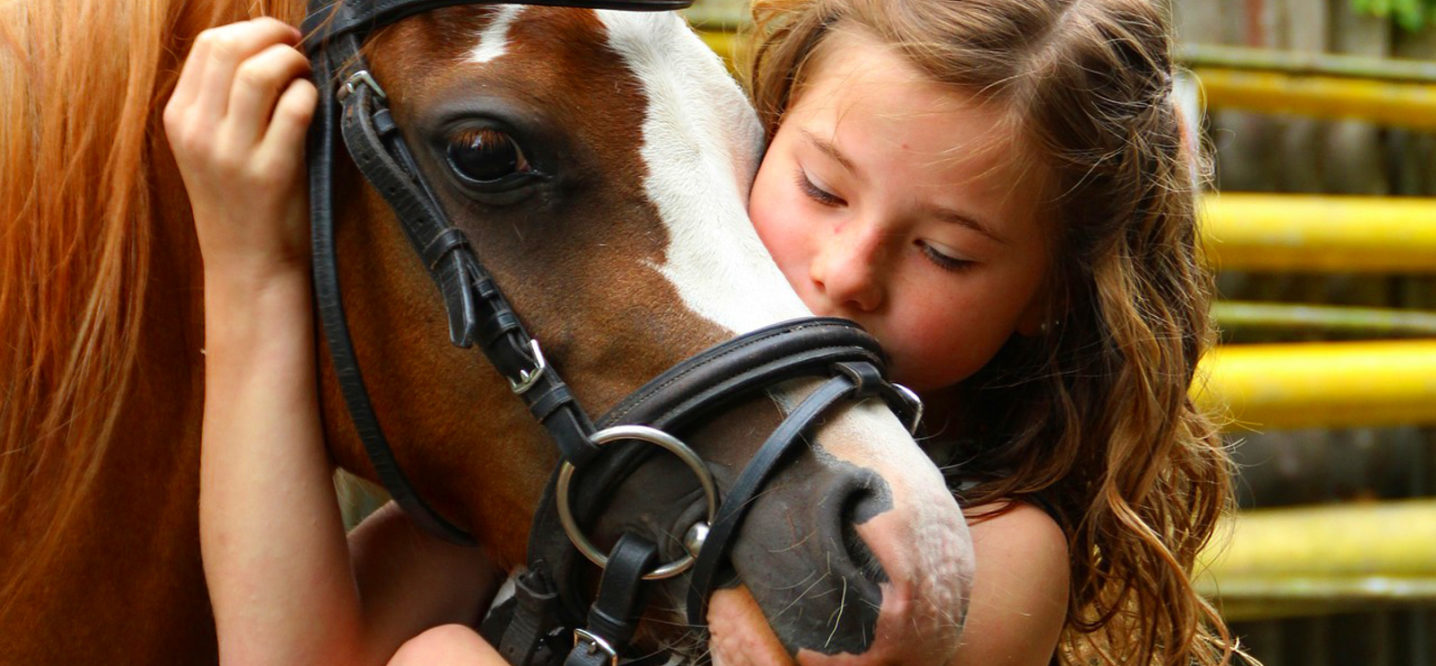 Urlaub auf dem Bauernhof im Allgäu – Kind mit Pferd